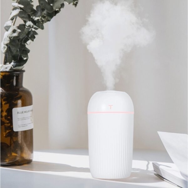 White USB humidifier HM420 with 420ml capacity and soft night light for desktop or bedroom use - operation